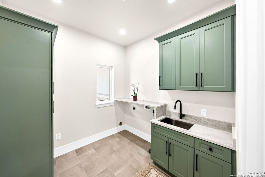 Furnished interior view inside a new home in , Bandera (Image 6).