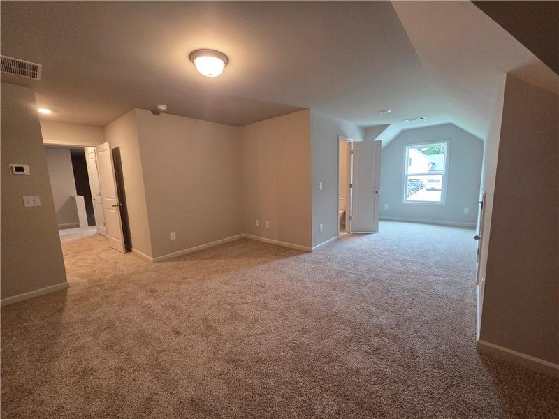 Spacious, unfurnished interior of a new home in , Bethlehem (Image 23).