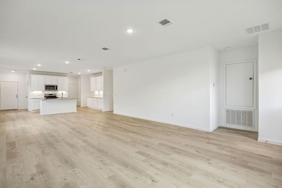 Spacious, unfurnished interior of a new home in Stokesbury, Waller (Image 21).