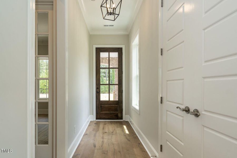 003-1280x960-entry-foyer