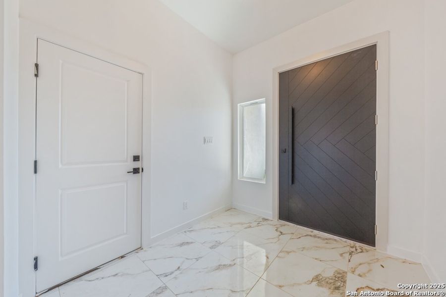 Spacious, unfurnished interior of a new home in , Laredo (Image 18).