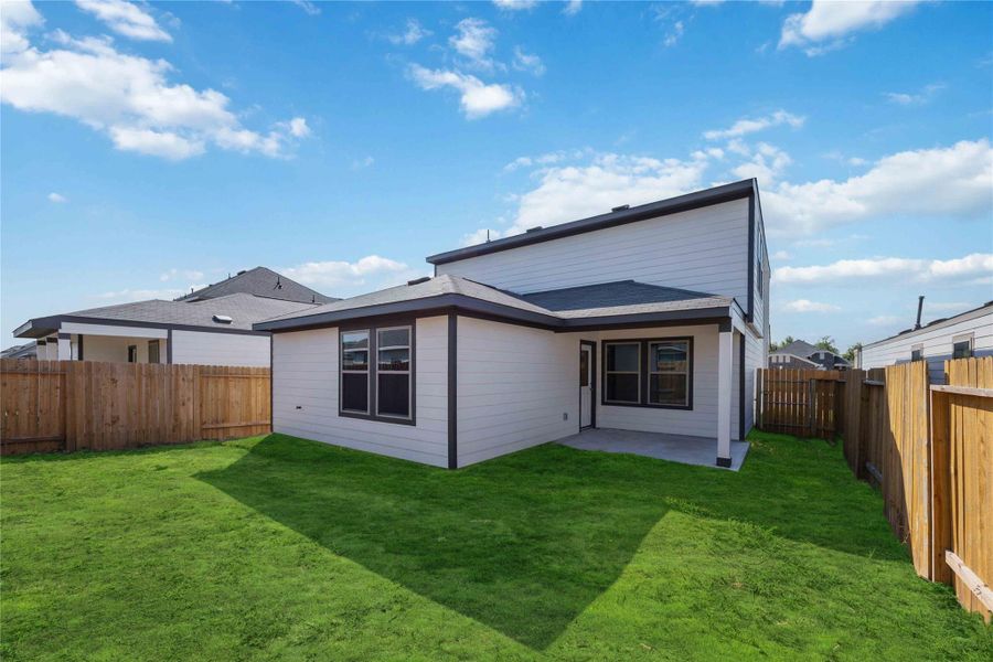 Exterior details and patio area of a home in Sandrock Station, Houston (Image 17).
