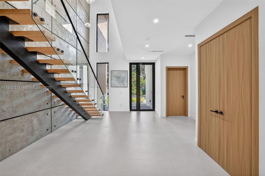 Spacious, unfurnished interior of a new home in , Fort Lauderdale (Image 23).