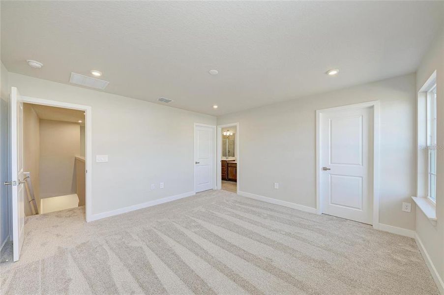 Spacious, unfurnished interior of a new home in , Bradenton (Image 30).