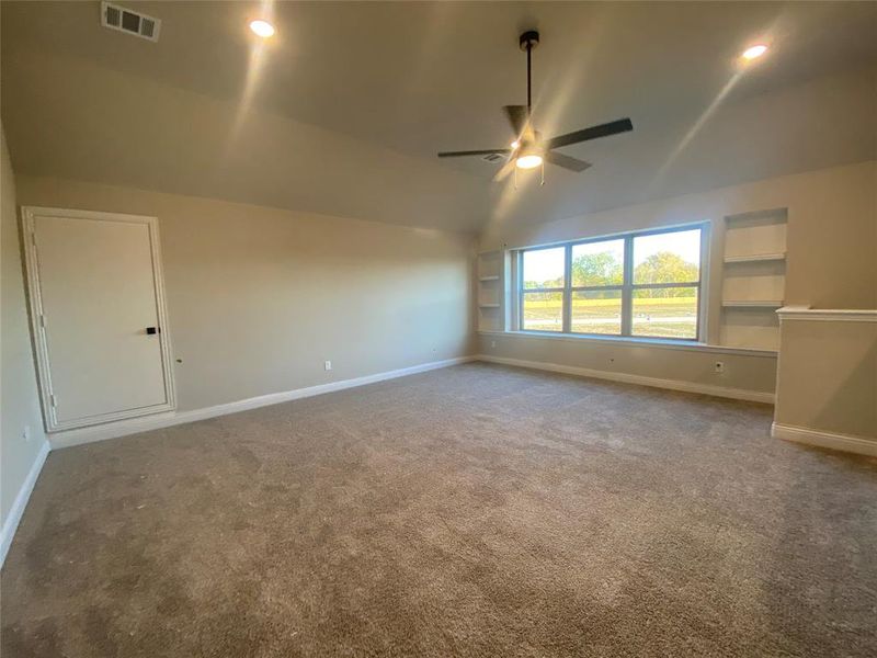 Very large gameroom with built-in shelves & ceiling fan