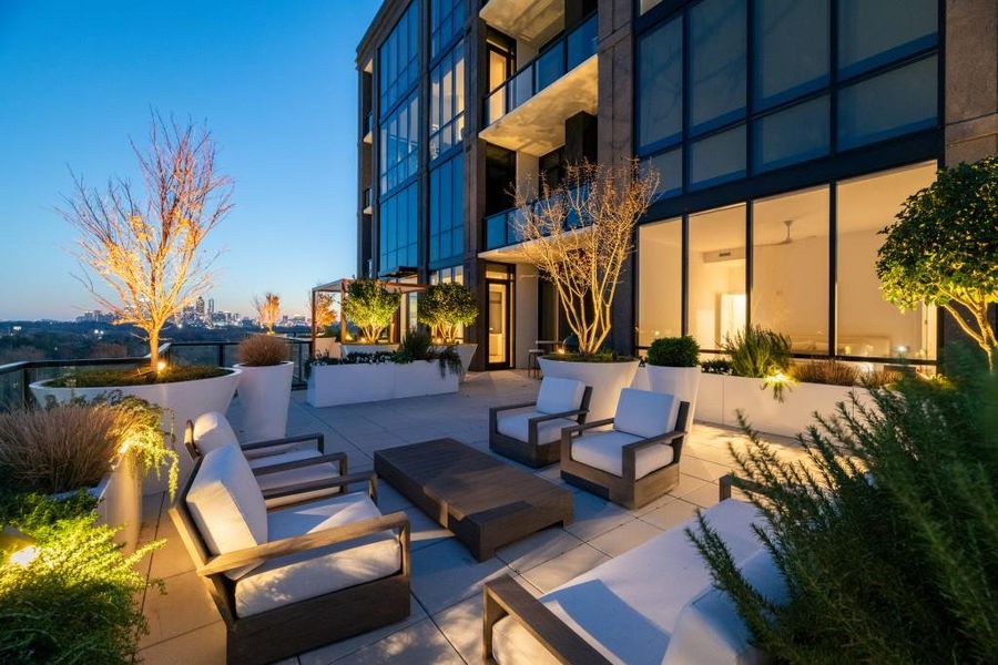 Condo located in Atlanta, GA showcasing its design and architecture (Image 3).