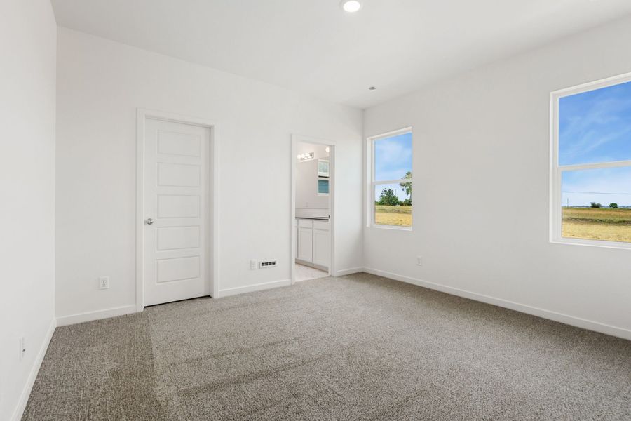 Spacious, unfurnished interior of a new home in Union Colony West, Greeley (Image 12).