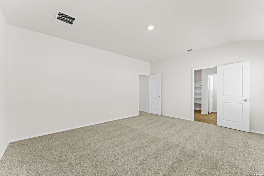 Spacious, unfurnished interior of a new home in Hunters Ranch, San Antonio (Image 26).