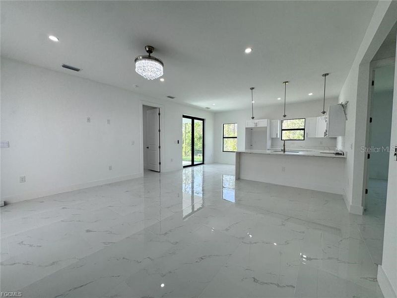 Spacious, unfurnished interior of a new home in , Lehigh Acres (Image 9).