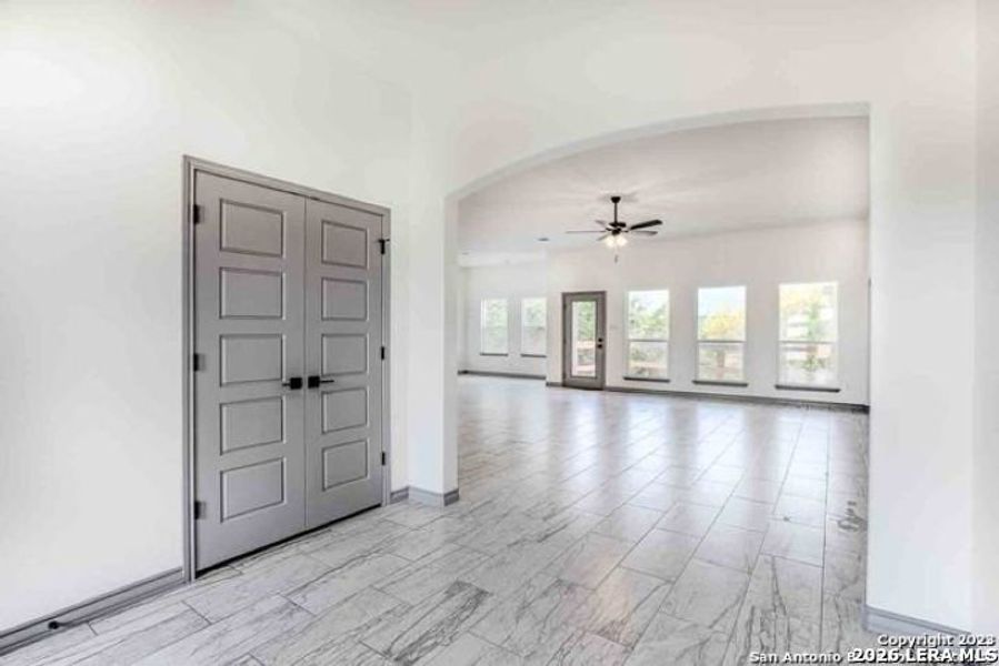 Spacious, unfurnished interior of a new home in , Blanco (Image 20).