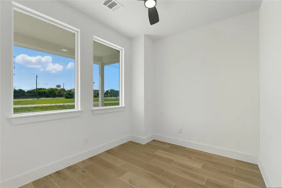 Right of the entrance we have an office area perfect for working from home or maybe a nursery;) ! This perfect sized bonus room has hight ceilings and a gorgeous ceiling fan.