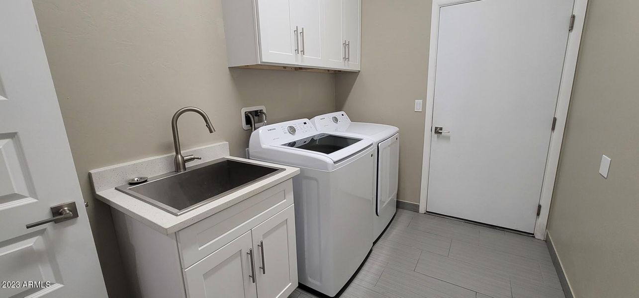 2906 Acacia laundry room