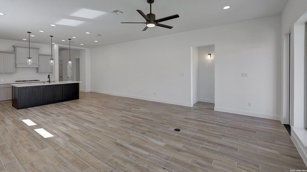 Spacious, unfurnished interior of a new home in Esperanza, Boerne (Image 20).