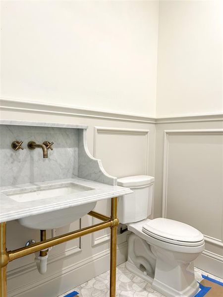 Powder bath, waiting on wallpaper Powder bath, waiting on wallpaper