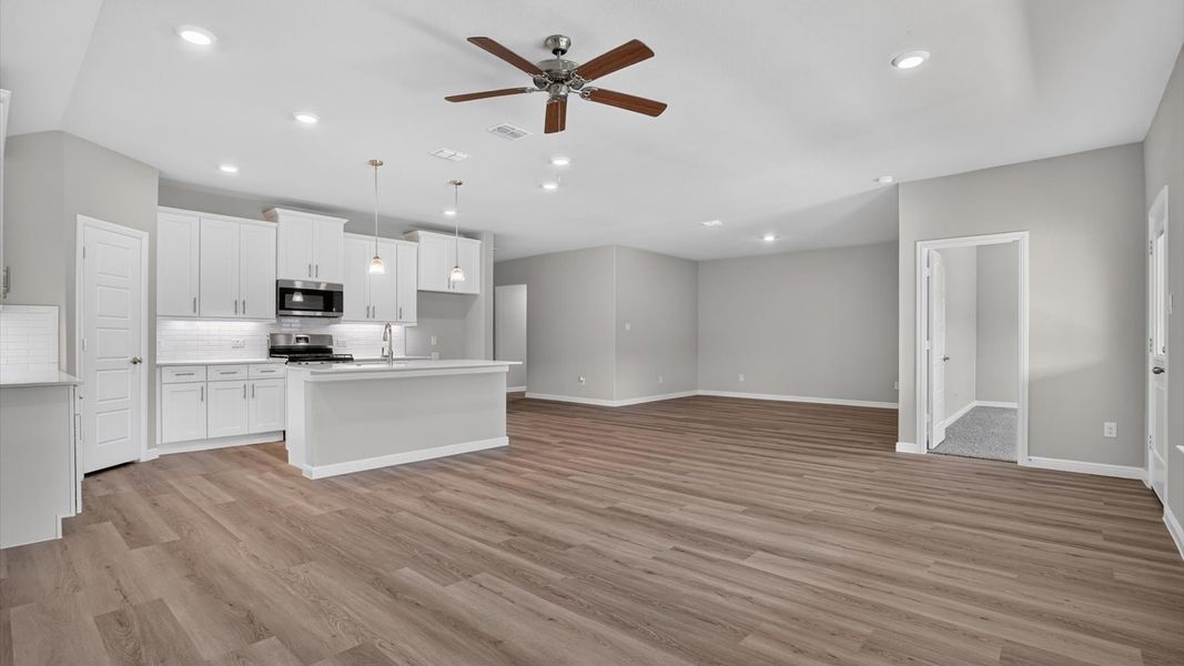 Spacious, unfurnished interior of a new home in Sandstone Estates, Granbury (Image 19).