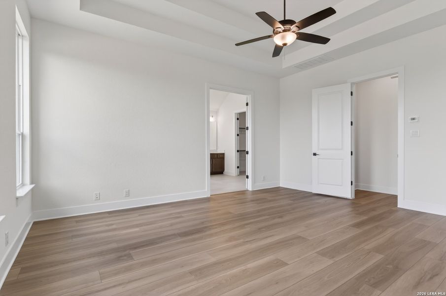 Spacious, unfurnished interior of a new home in Waldsanger, New Braunfels (Image 19).