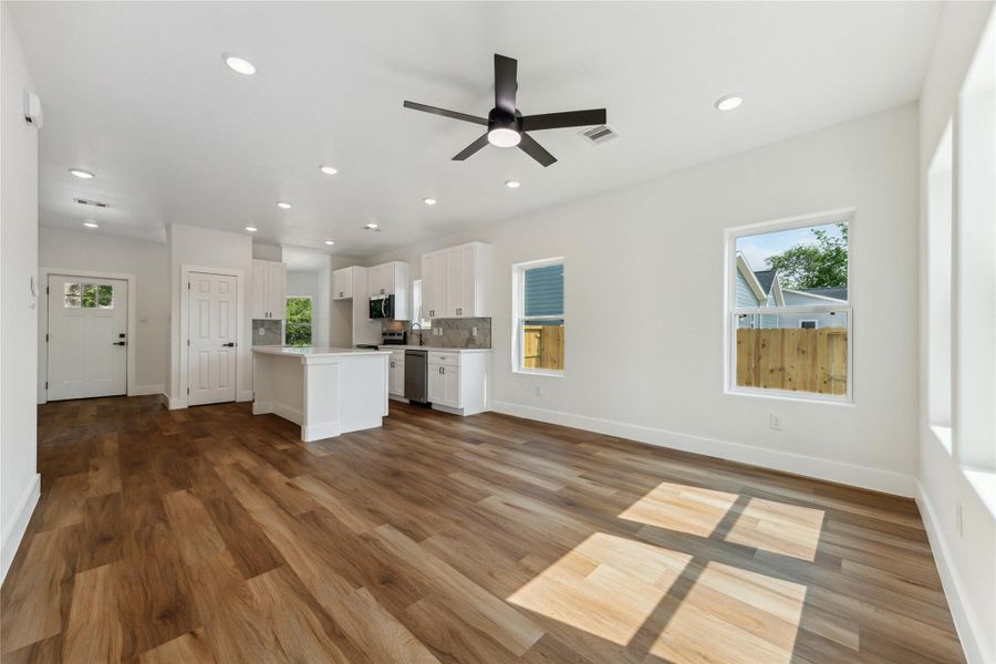 Spacious, unfurnished interior of a new home in , Santa Fe (Image 12).