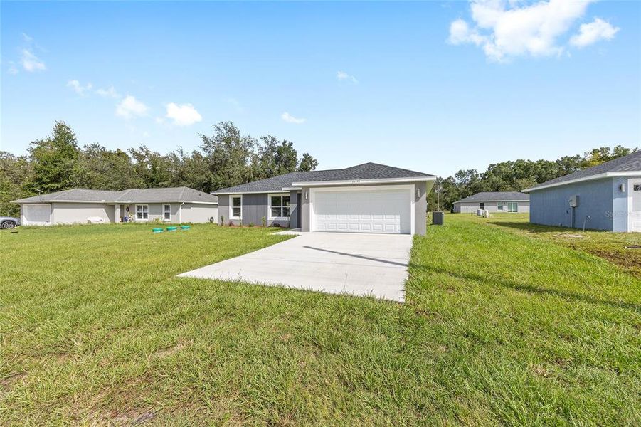 Exterior details and patio area of a home in , Dunnellon (Image 16).