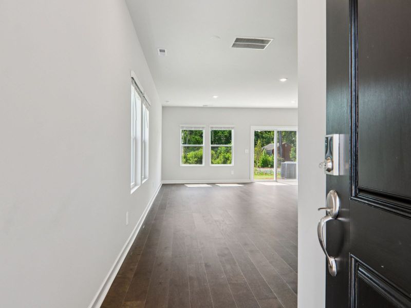 Spacious, unfurnished interior of a new home in Galloway Ridge, Charlotte (Image 13).