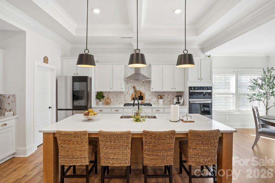 Large Island perfect for eating and entertaining