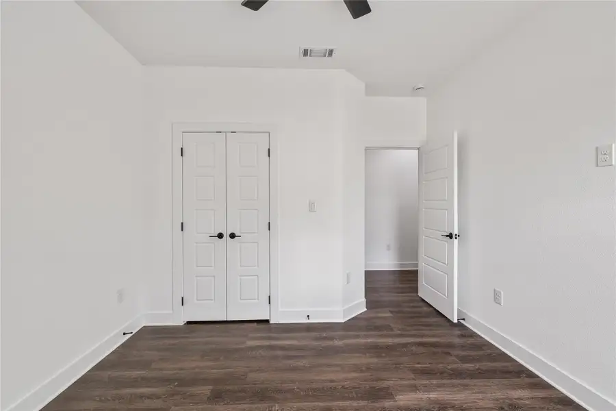 Spacious, unfurnished interior of a new home in , Dale (Image 38).