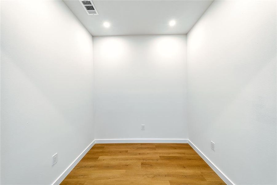 Spacious, unfurnished interior of a new home in , Dallas (Image 33).