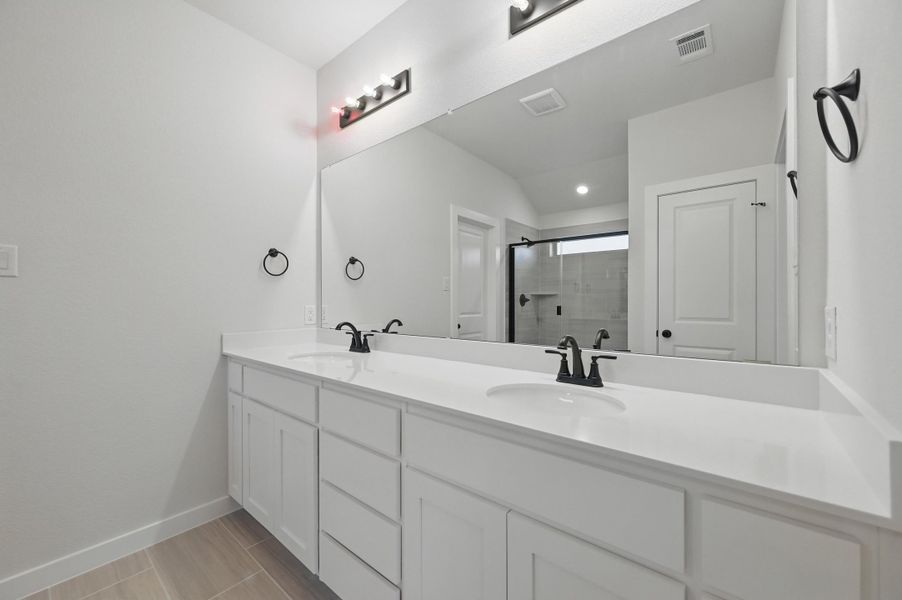 Representative furnished interior of a home built from the Essex by Cheldan Homes in Stoneview, Glen Rose (Image 54).