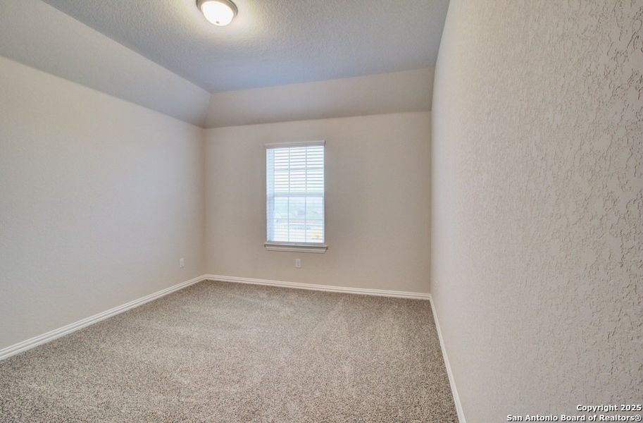 Spacious, unfurnished interior of a new home in Meyer Ranch - Enclave, New Braunfels (Image 24).