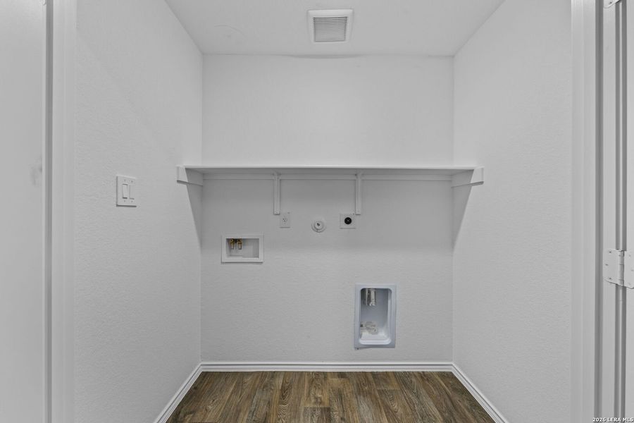 Spacious, unfurnished interior of a new home in Preserve at Medina, Von Ormy (Image 15).