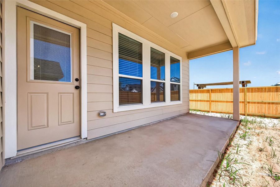 Exterior details and patio area of a home in , Angleton (Image 3).