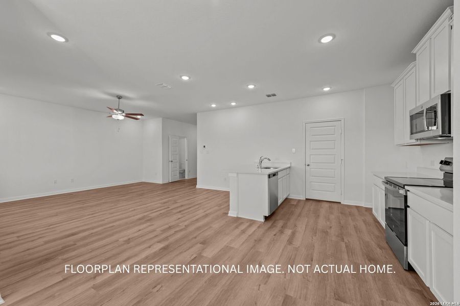 Spacious, unfurnished interior of a new home in Winding Brook, San Antonio (Image 14).