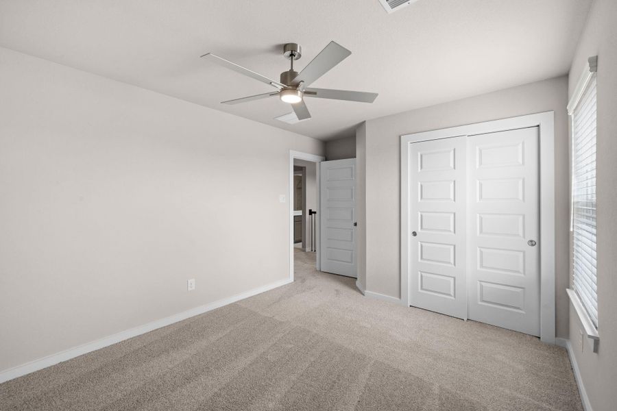 Spacious, unfurnished interior of a new home in Sunterra Lakes, Fulshear (Image 15).