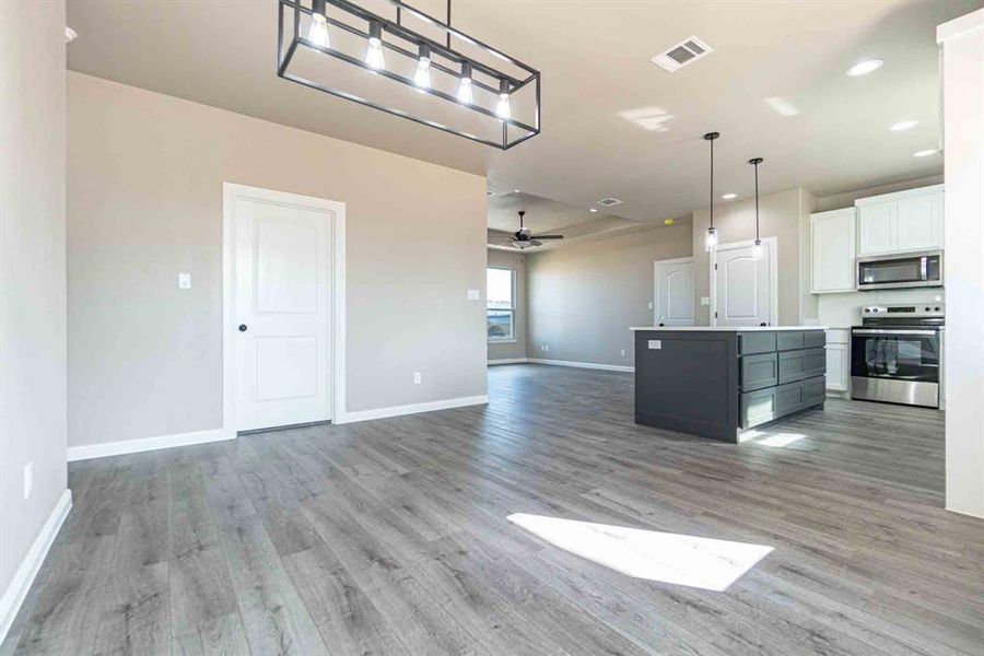 Spacious, unfurnished interior of a new home in , Granbury (Image 25). Spacious, unfurnished interior of a new home in , Granbury (Image 25).