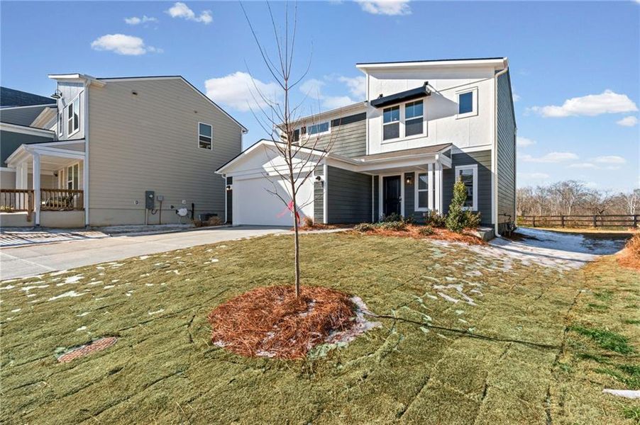 Exterior details and patio area of a home in Crossvine Estates, Braselton (Image 3).