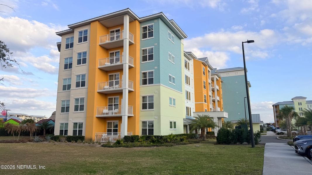 Condo located in Kissimmee, FL showcasing its design and architecture (Image 3).