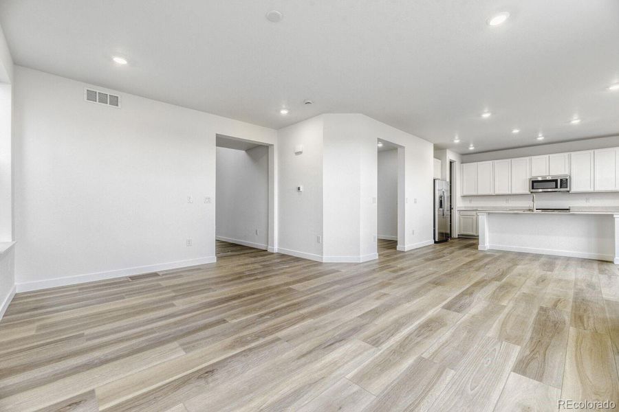 Spacious, unfurnished interior of a new home in Vermilion Creek, Centennial (Image 7).