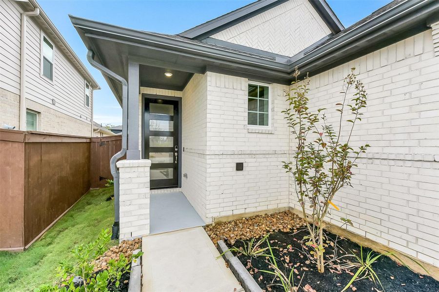 Exterior details and patio area of a home in Evergreen 40', Conroe (Image 23).