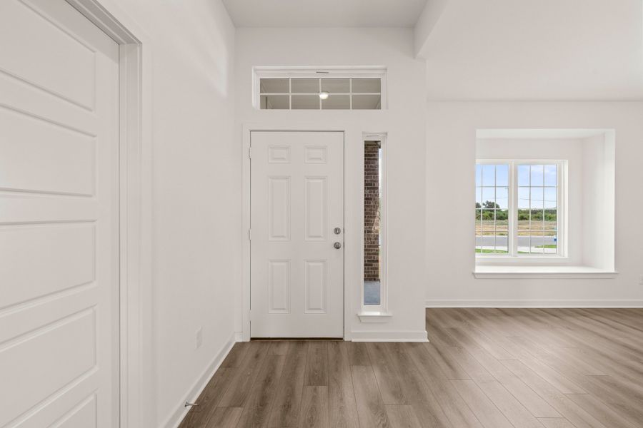 Spacious, unfurnished interior of a new home in Eagles Landing, Waco (Image 9).