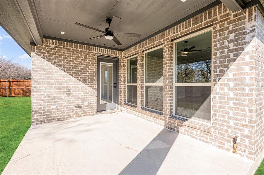 Exterior details and patio area of a home in Maplewood, Glenn Heights (Image 25).