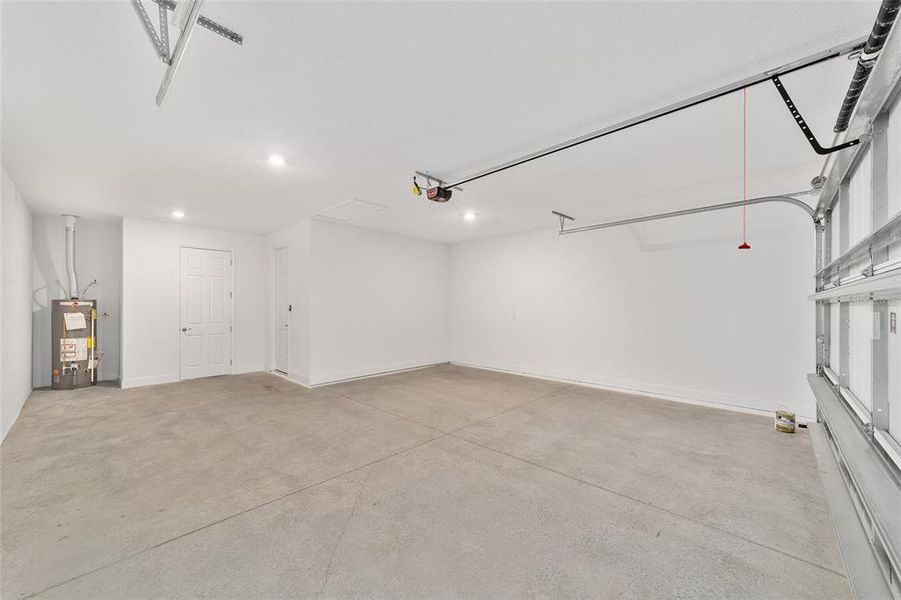 Spacious, unfurnished interior of a new home in , Ocala (Image 34).