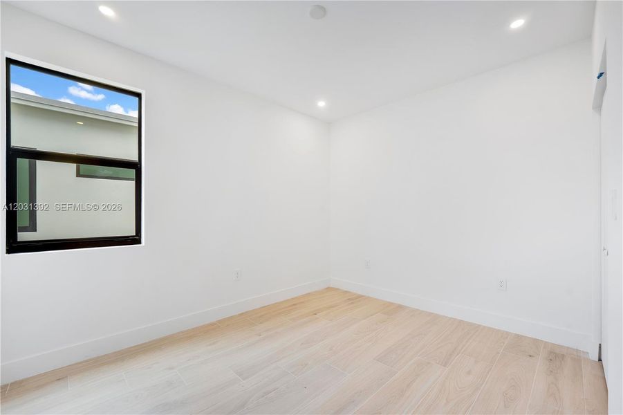 Spacious, unfurnished interior of a new home in , Hollywood (Image 19).