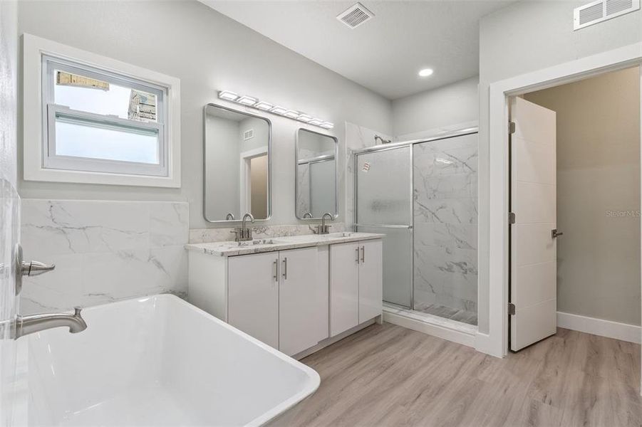 Furnished interior view inside a new home in , Orlando (Image 33).