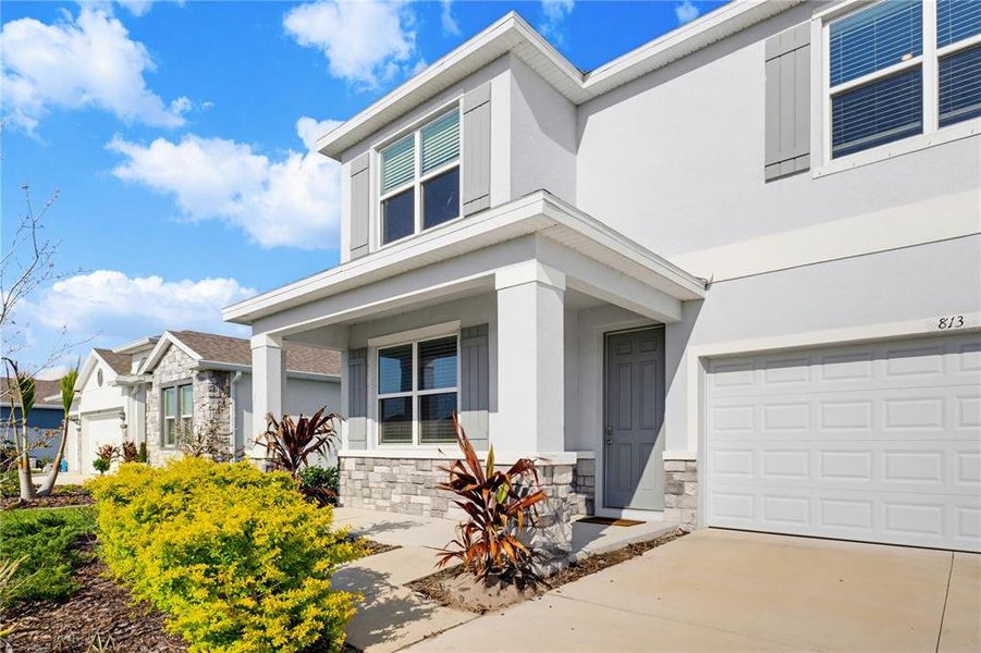 Exterior details and patio area of a home in Coddington, Bradenton (Image 3).