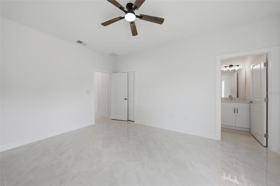 Spacious, unfurnished interior of a new home in , Port Charlotte (Image 33).