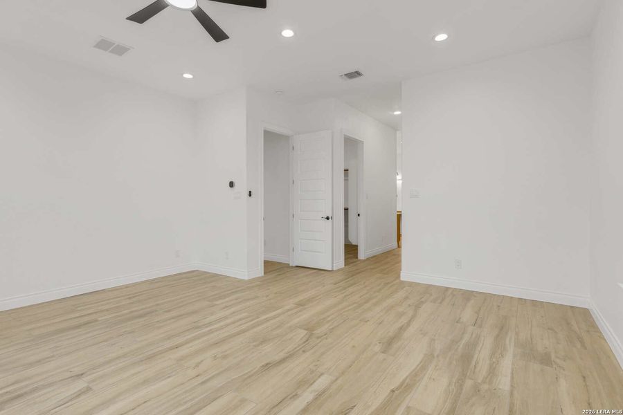 Spacious, unfurnished interior of a new home in , Bandera (Image 21).