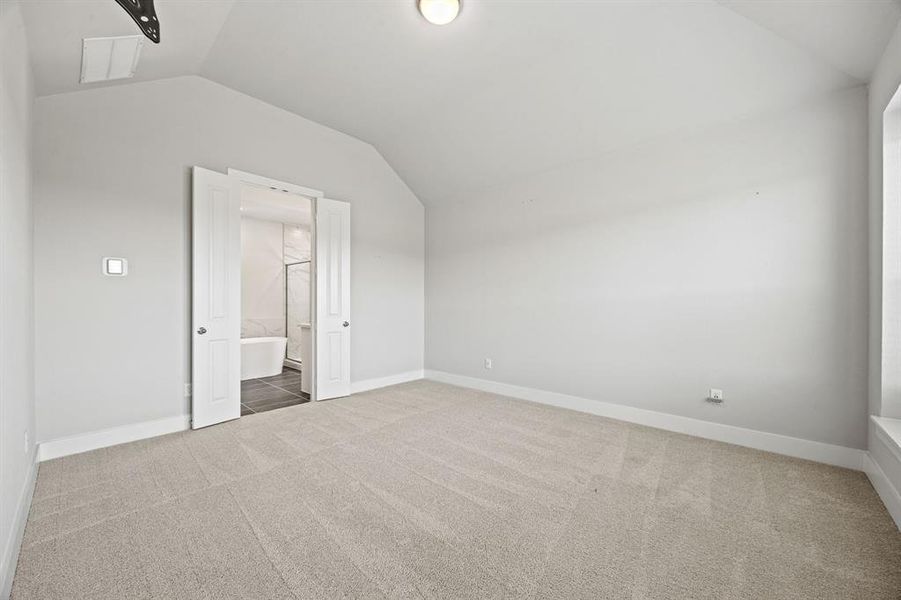 LARGE PRIMARY BEDROOM LARGE PRIMARY BEDROOM