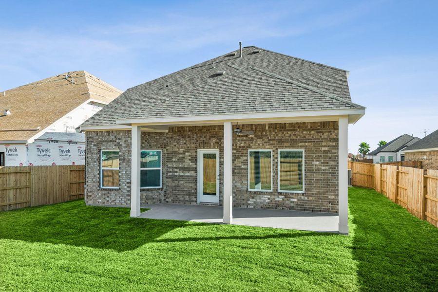 Exterior details and patio area of a home in Lago Mar, Santa Fe (Image 4).