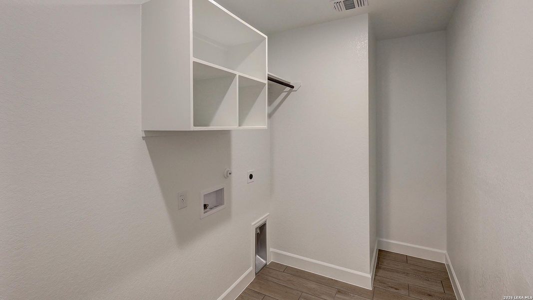 Spacious, unfurnished interior of a new home in Haby Hill, San Antonio (Image 27).