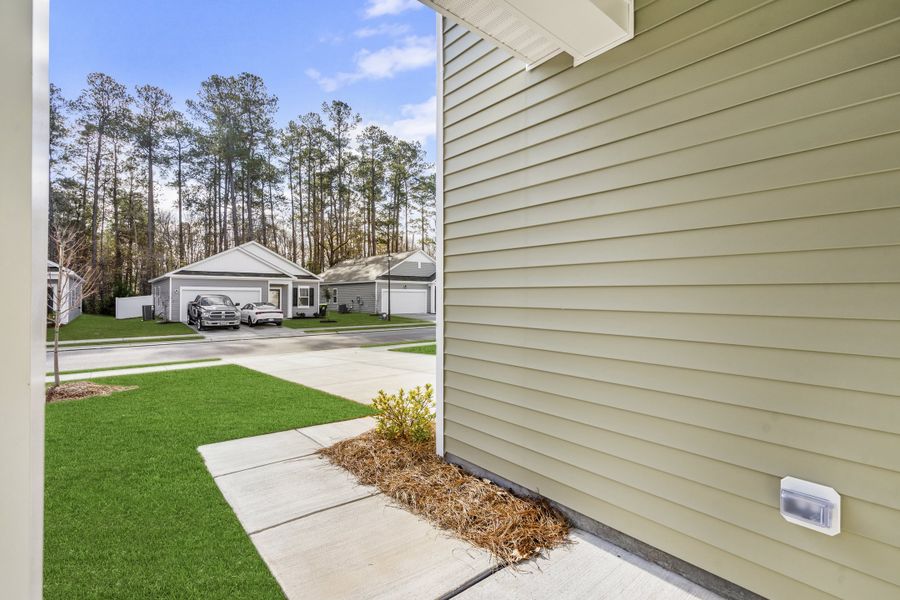 Representative exterior details of a home built from the Hubble by Starlight Homes in Spring Grove, Aynor (Image 3).