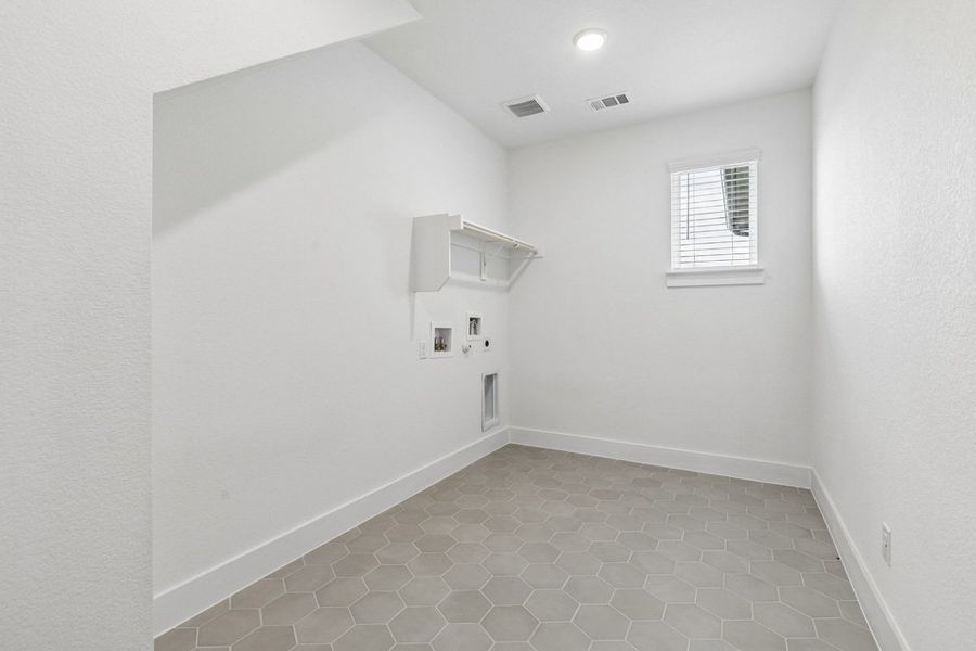 Spacious, unfurnished interior of a new home in Brahman Ranch, Venus (Image 29).